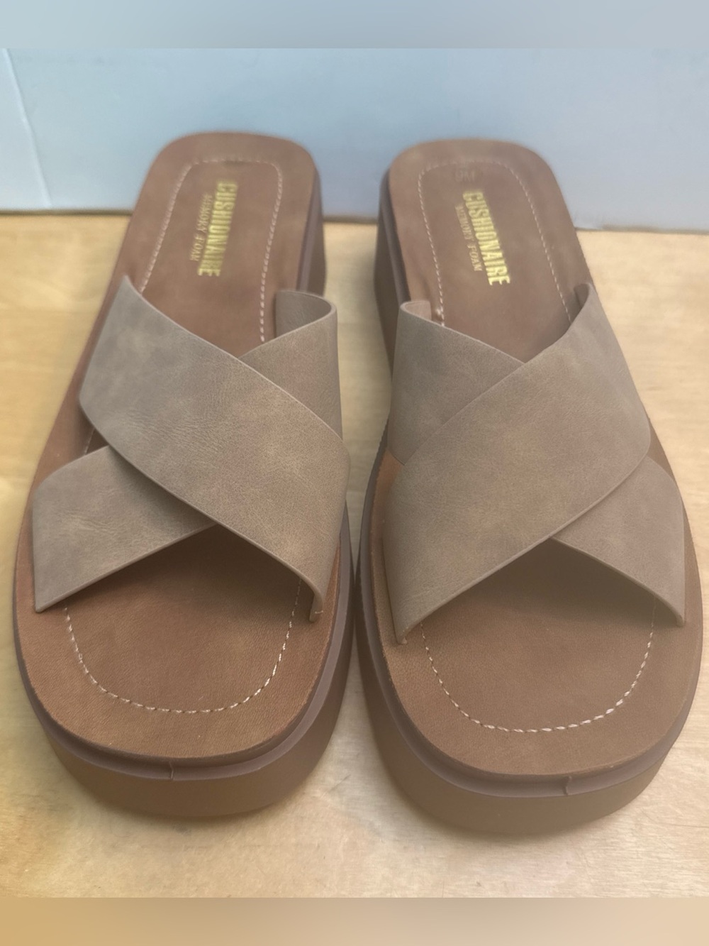 NWOT CUSHIONAIRE Memory Foam Platform Cris’s Cross Slides Sandals - SIZE 9